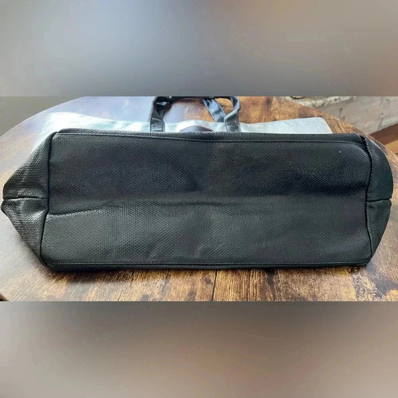 Victoria’s Secret | Limited Edition Silver
Weekender Tote Bag 2017. - Picture 4 of 16